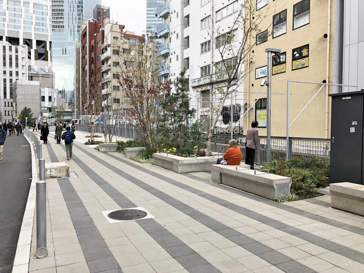 名称が「渋谷リバーストリート」に決まった遊歩道。写真奥の左は「渋谷ストリーム」、その右には建設中の「渋谷スクランブルスクエア東棟」