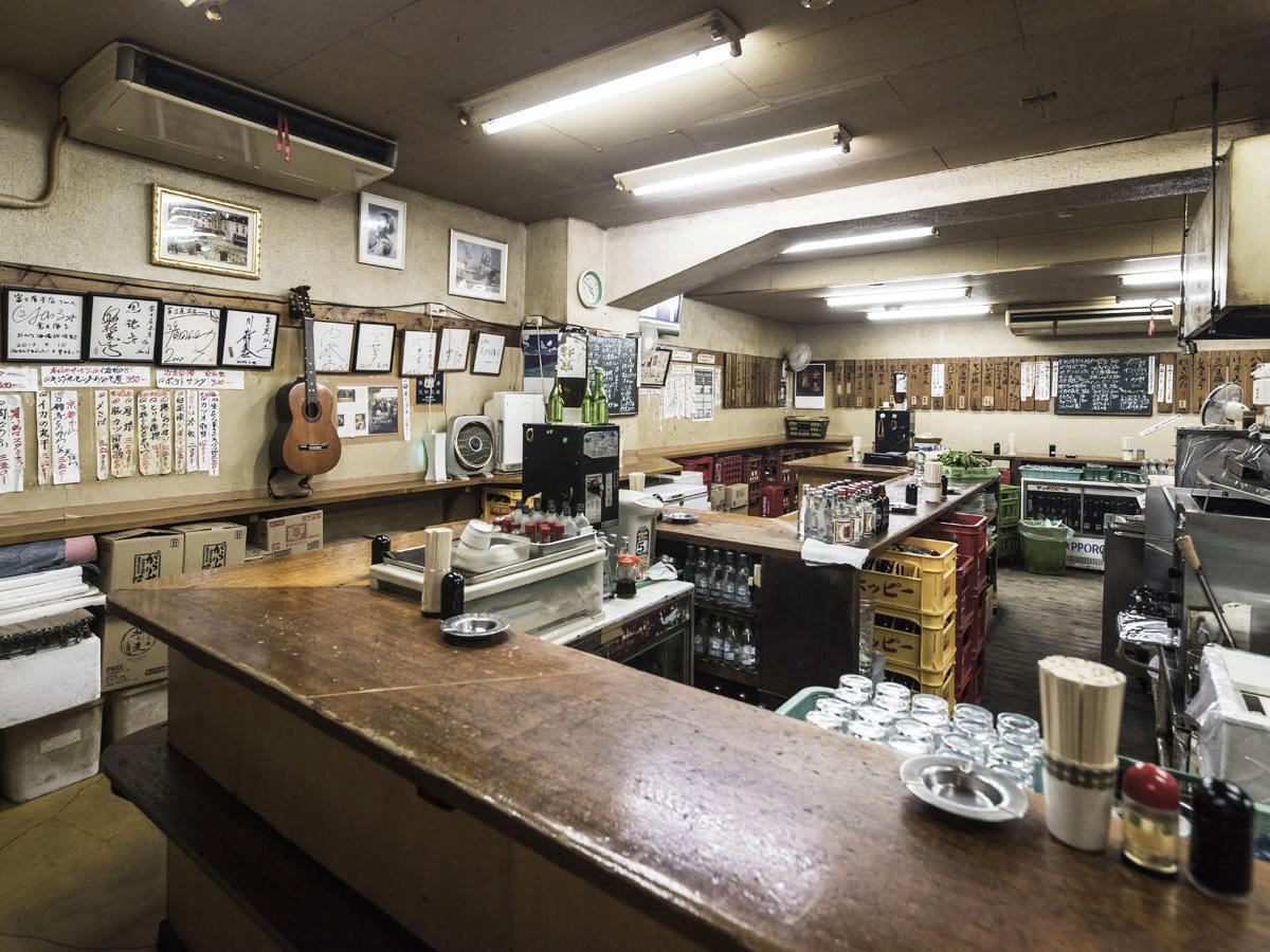10月末に閉店した「富士屋本店」の店内