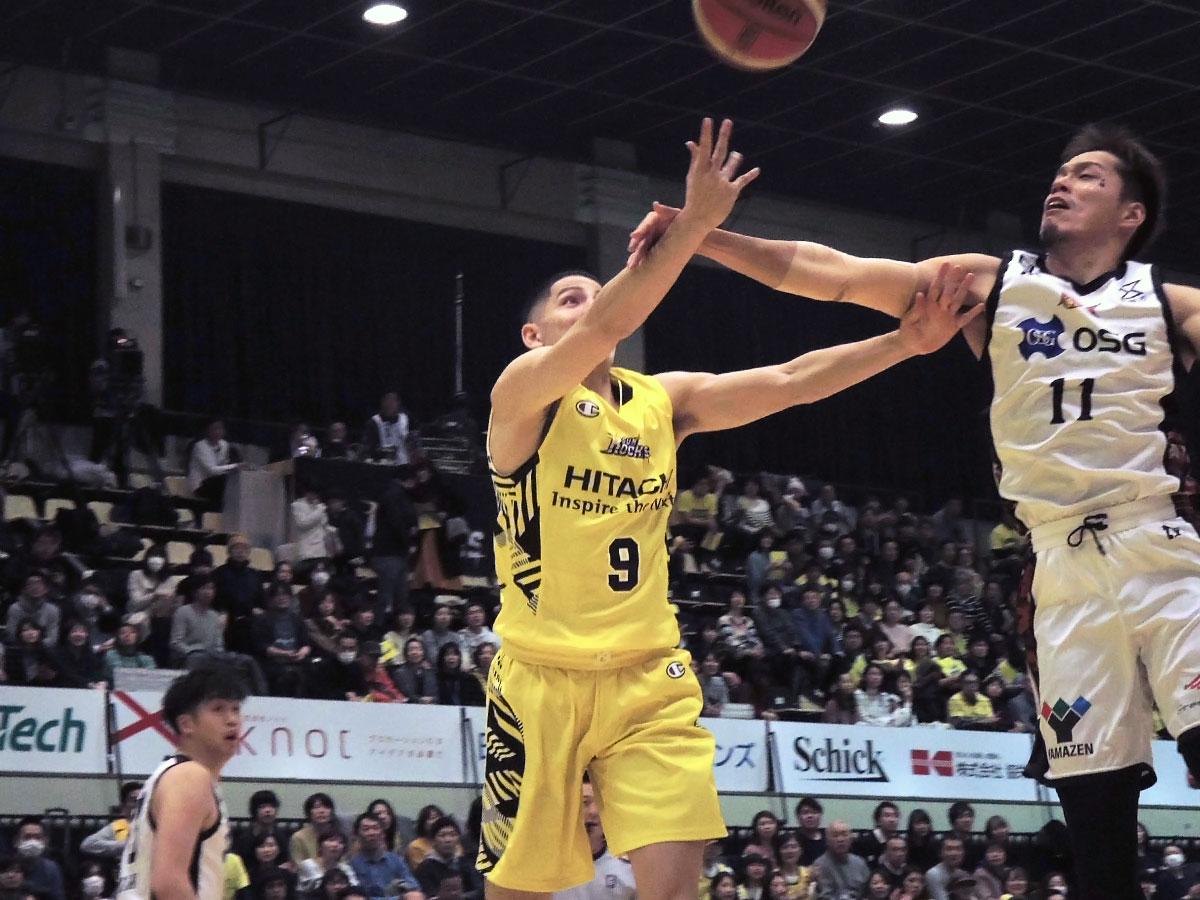 16得点アシスト11本のダブルダブルの活躍を見せたベンドラメ礼生選手（中央）