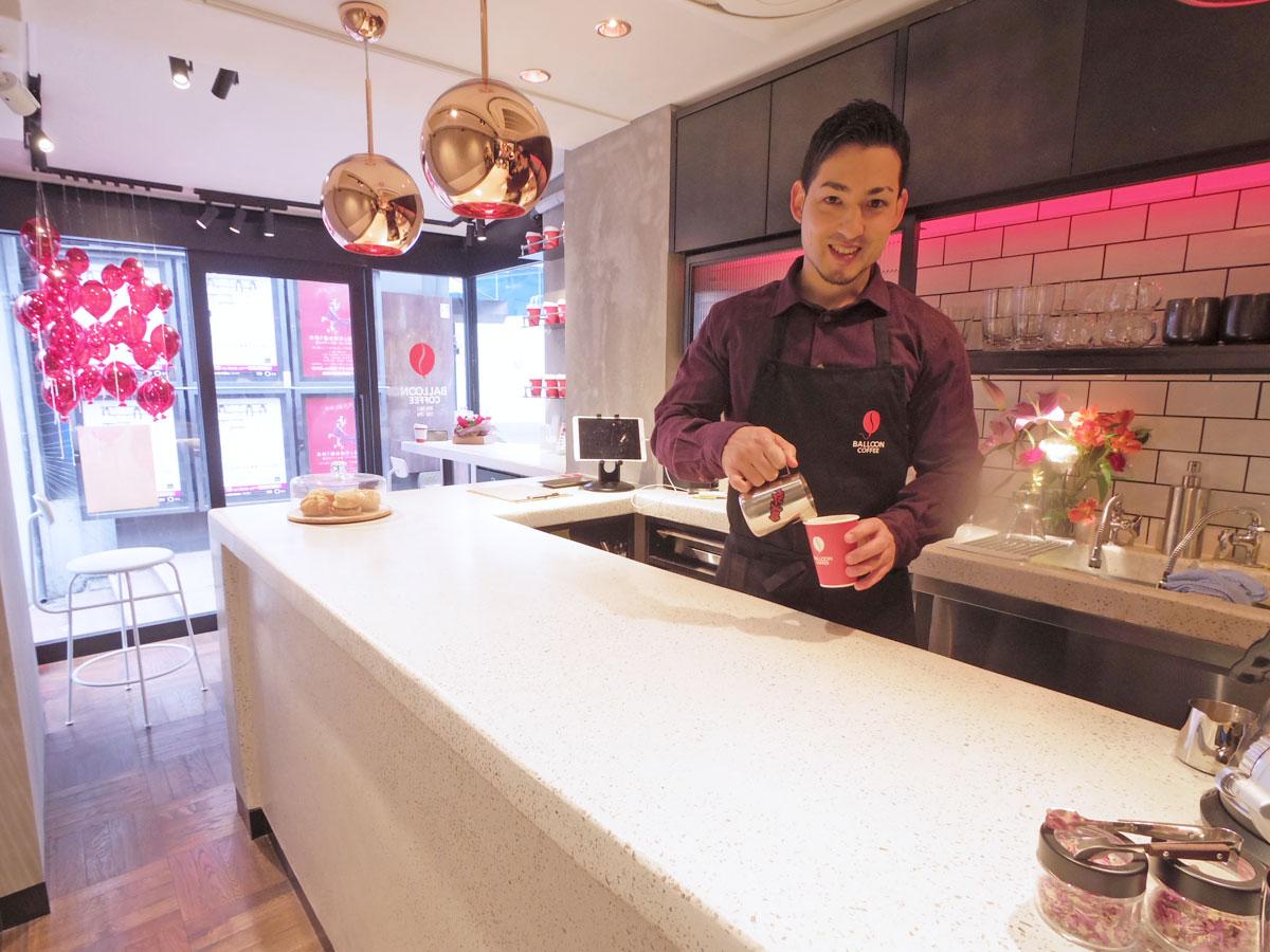 随所に赤を取り入れる店内