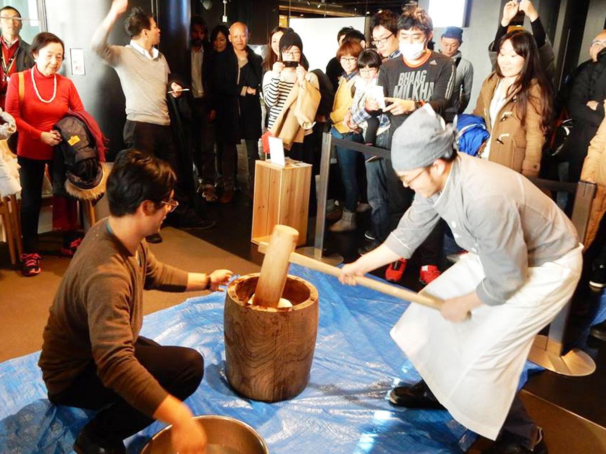 初日にはd47食堂による餅つき体験を行う（写真は過去開催時の様子）