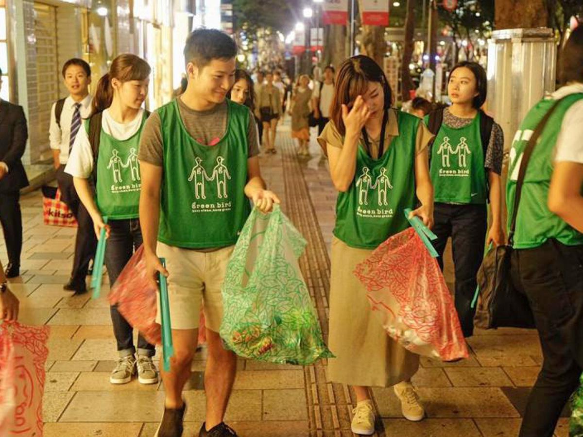 原宿・表参道でのゴミ拾い活動の様子（今年8月）