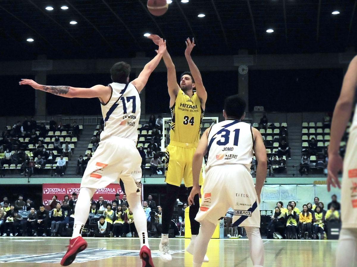3Pシュート5本を含む28得点リバウンド14本をマークしたライアン・ケリー選手（中央）