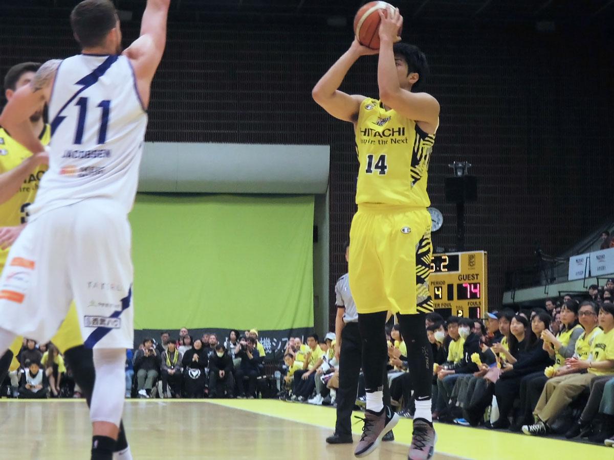 7本の3Pを決めるなどゲームハイの23点を挙げた杉浦佑成選手（右）