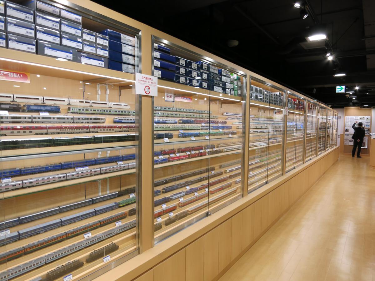 店内には既存店に比べ力を入れる自社製品などが並ぶ