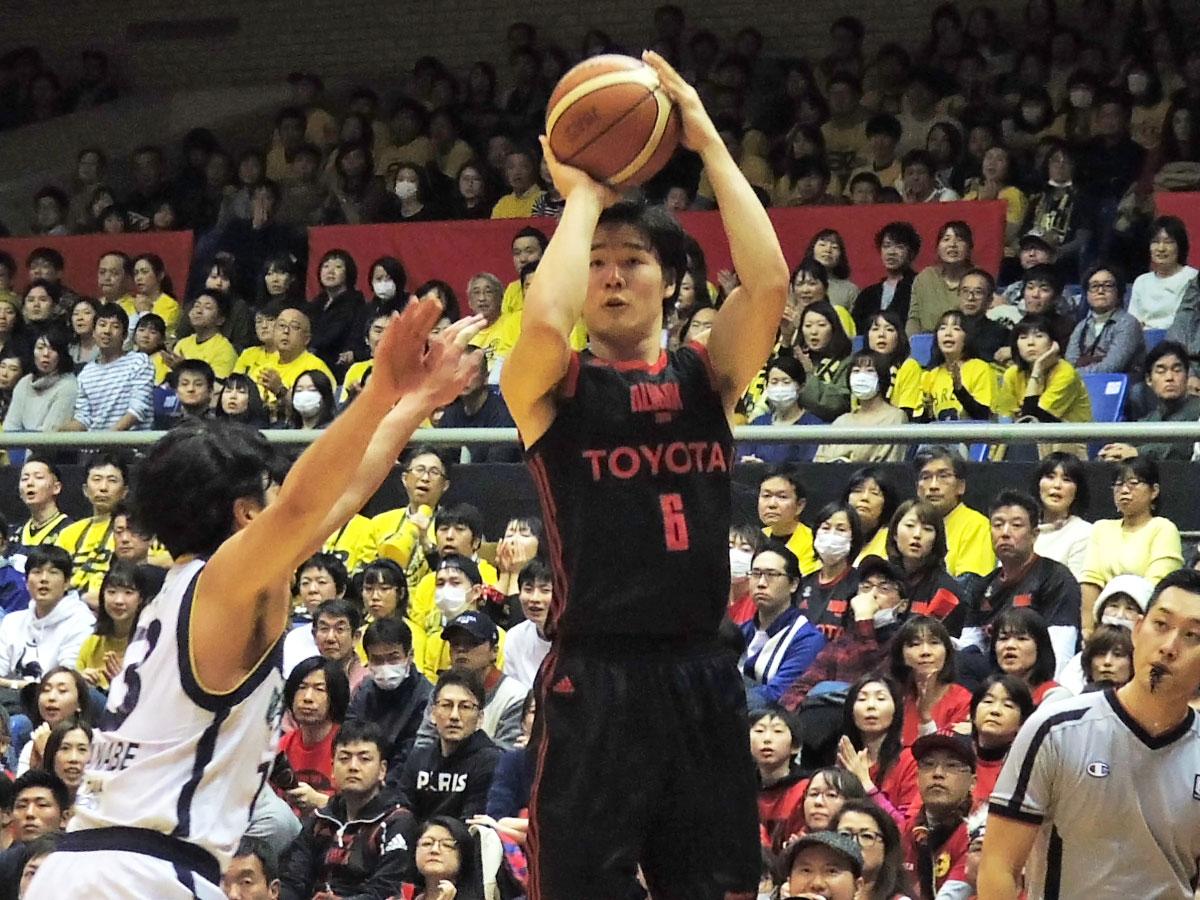 「自分の年と言えるよう準備したい」と話した年男の馬場雄大選手（中央）