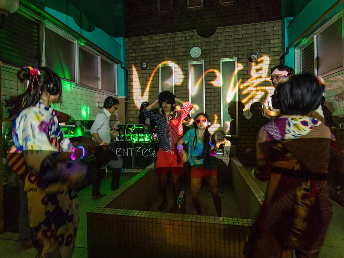 銭湯を会場に音楽やダンスが楽しめる（写真＝過去の「ダンス風呂屋」開催時の様子）