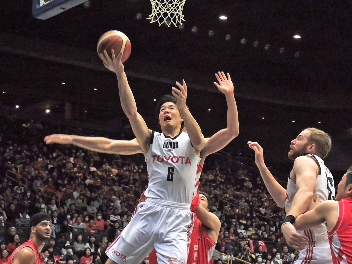 第2クオーターにアグレッシブさを見せた馬場雄大選手（中央)