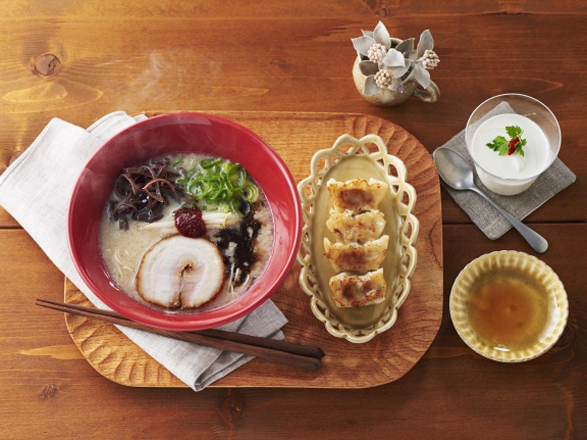 ハーフサイズのラーメンとギョーザなどのサイドメニューの組み合わせを提案する