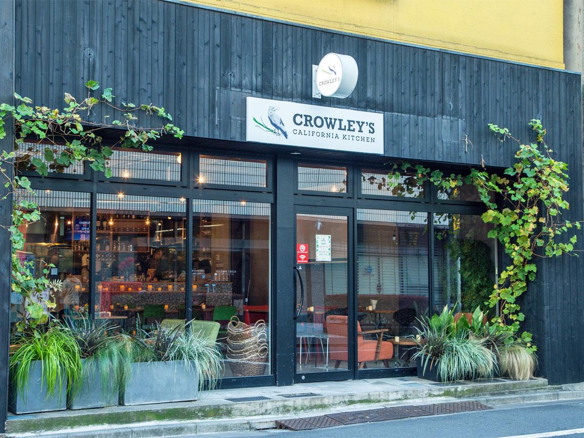 カラスのロゴなどを掲出する店舗外観