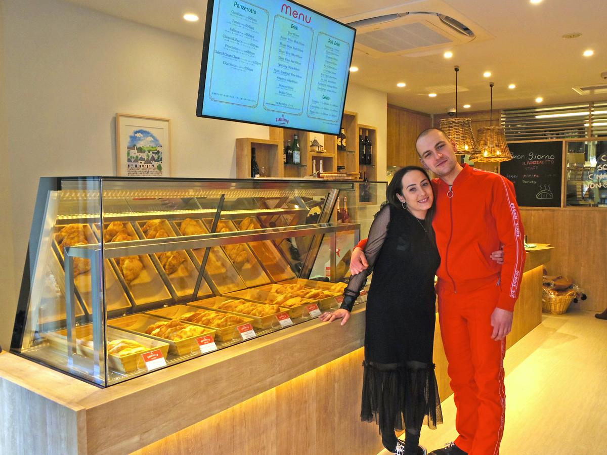 日本一号店の開業に合わせて来日したマリエッラ・ダレッシオさん（左）、ジュゼッペ・ダレッシオさん（右）の2人