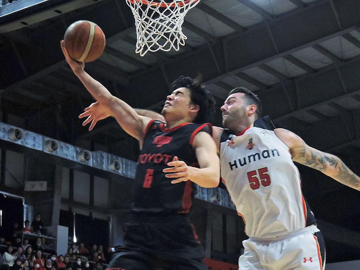 チームハイタイの19点をマークした馬場雄大選手（手前）