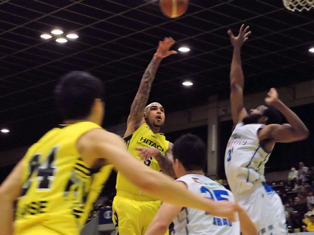 好守で貢献したロバート・サクレ選手（中央奥）