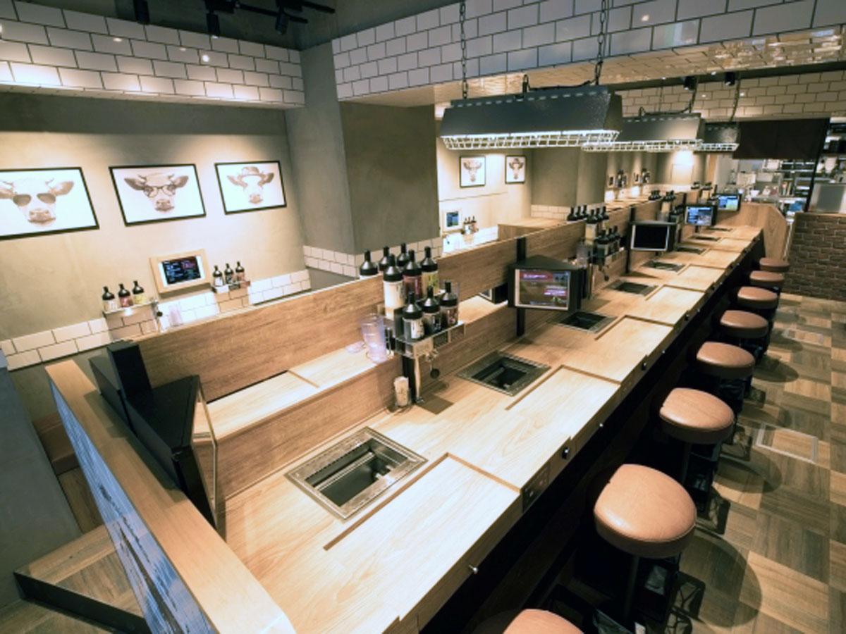 1人用ロースターを用意する店内の様子