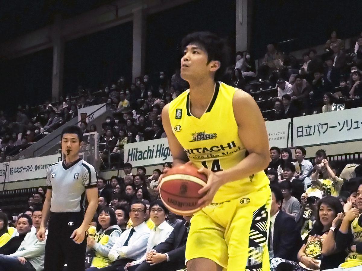 外国籍選手とマッチアップしディフェンスで貢献するとともに3P3本を決めるなどした杉浦佑成選手
