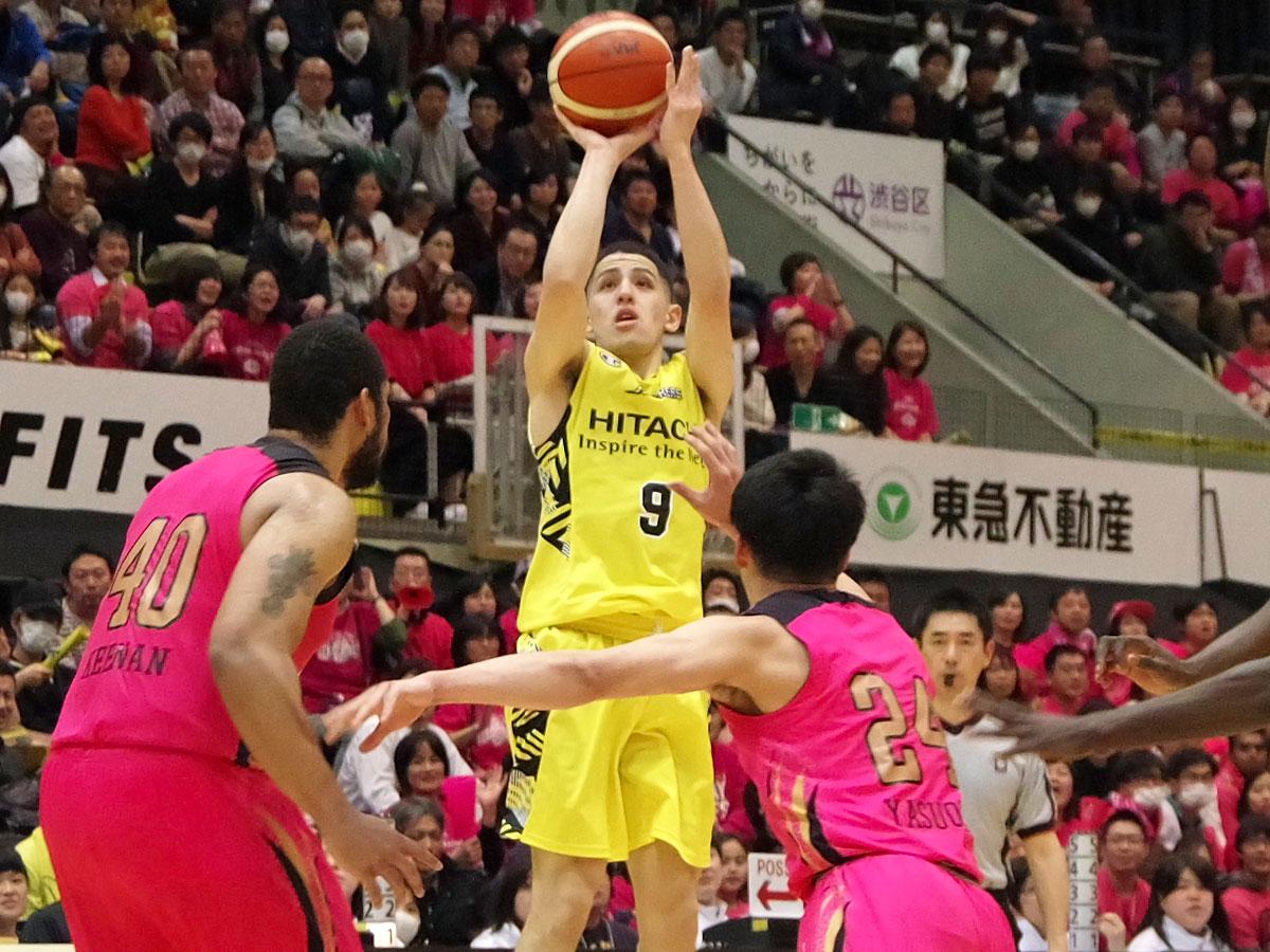 3ポイントシュート4本を100％の確率で決めたベンドラメ礼生選手（中央）