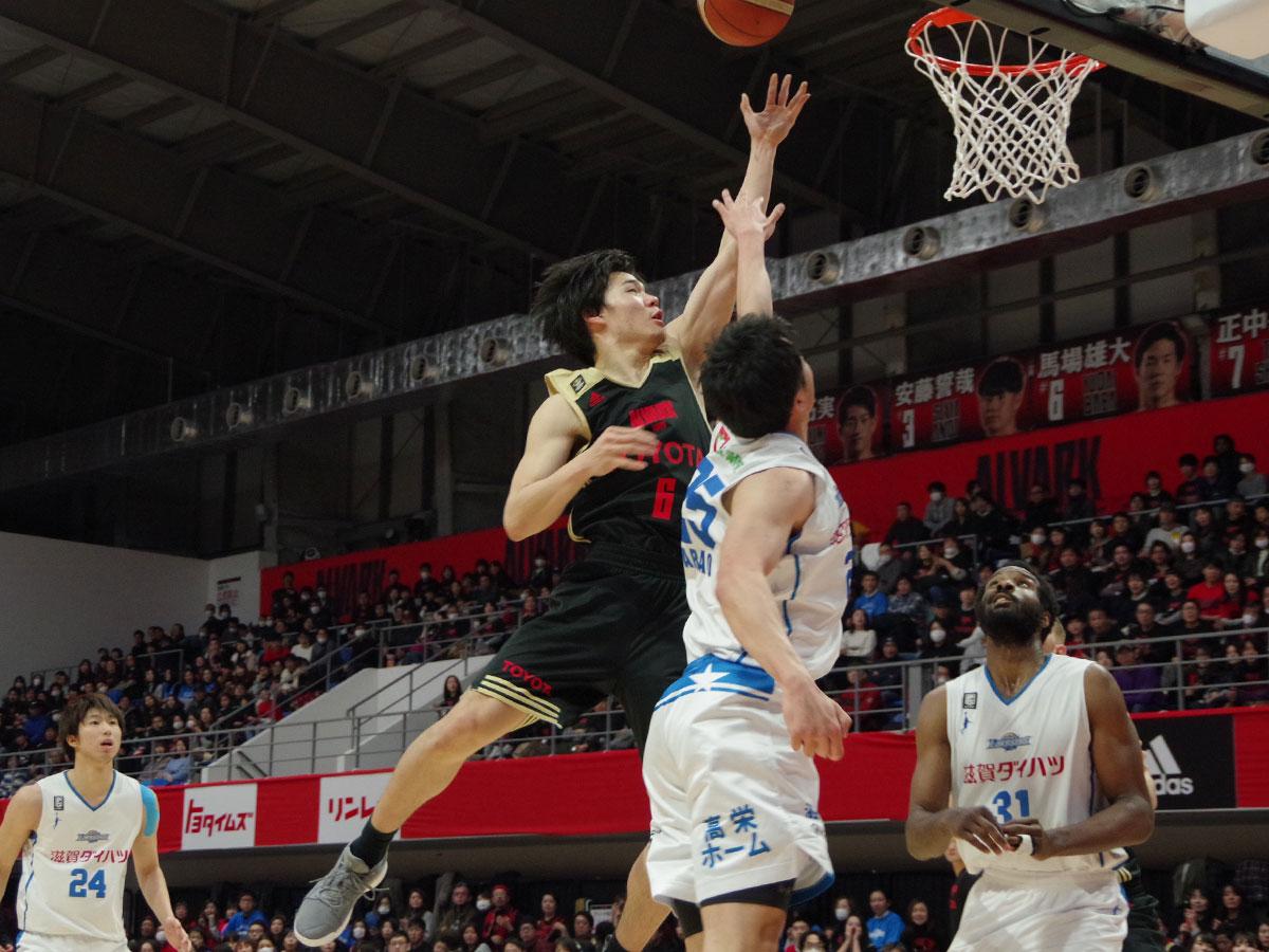馬場雄大選手（中央奥）らがデザインしたサードユニホームを披露した