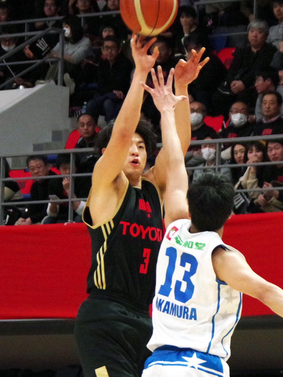 18点挙げるなど流れを引き寄せた安藤誓哉選手（奥）