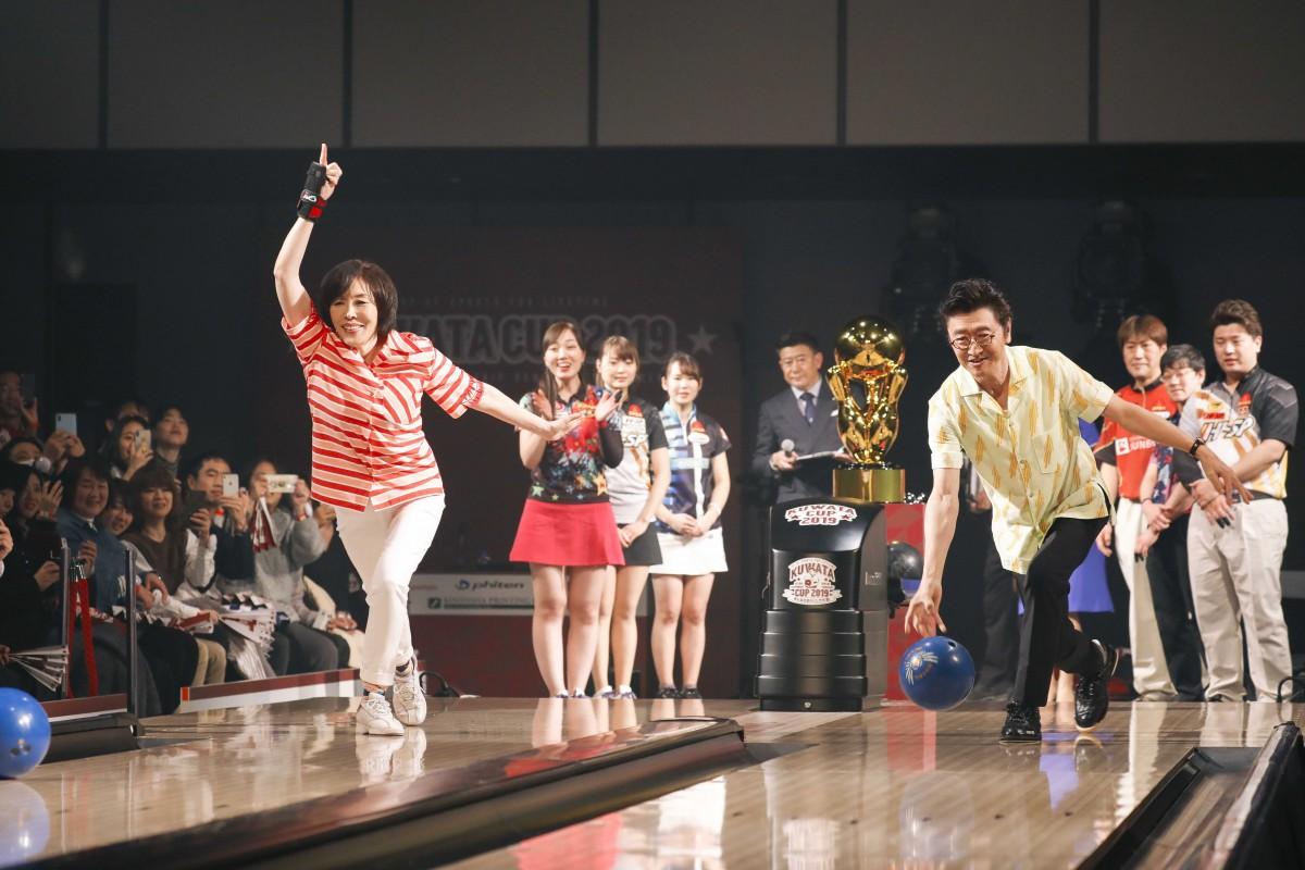 始球式に臨んだ桑田佳祐さんと原由子さん夫妻
