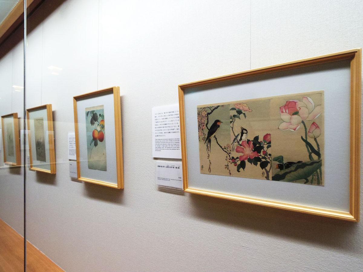 花や鳥、動物を題材にした木版画が並ぶ場内
