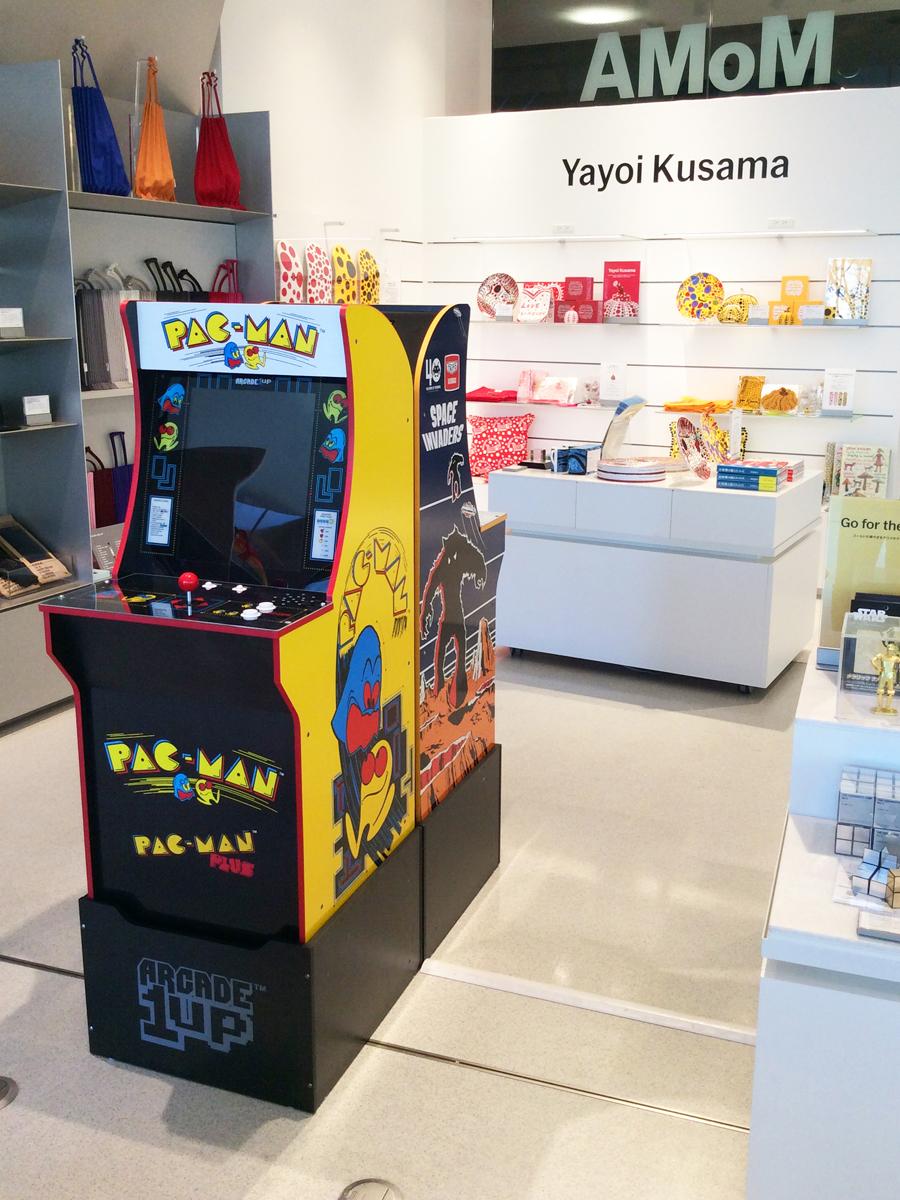 「MoMA DESIGN STORE表参道」で展示中のゲーム機「ARCADE 1UP」&copy;TAITO CORPORATION 1978, 2019 ALL RIGHTS RESERVED.