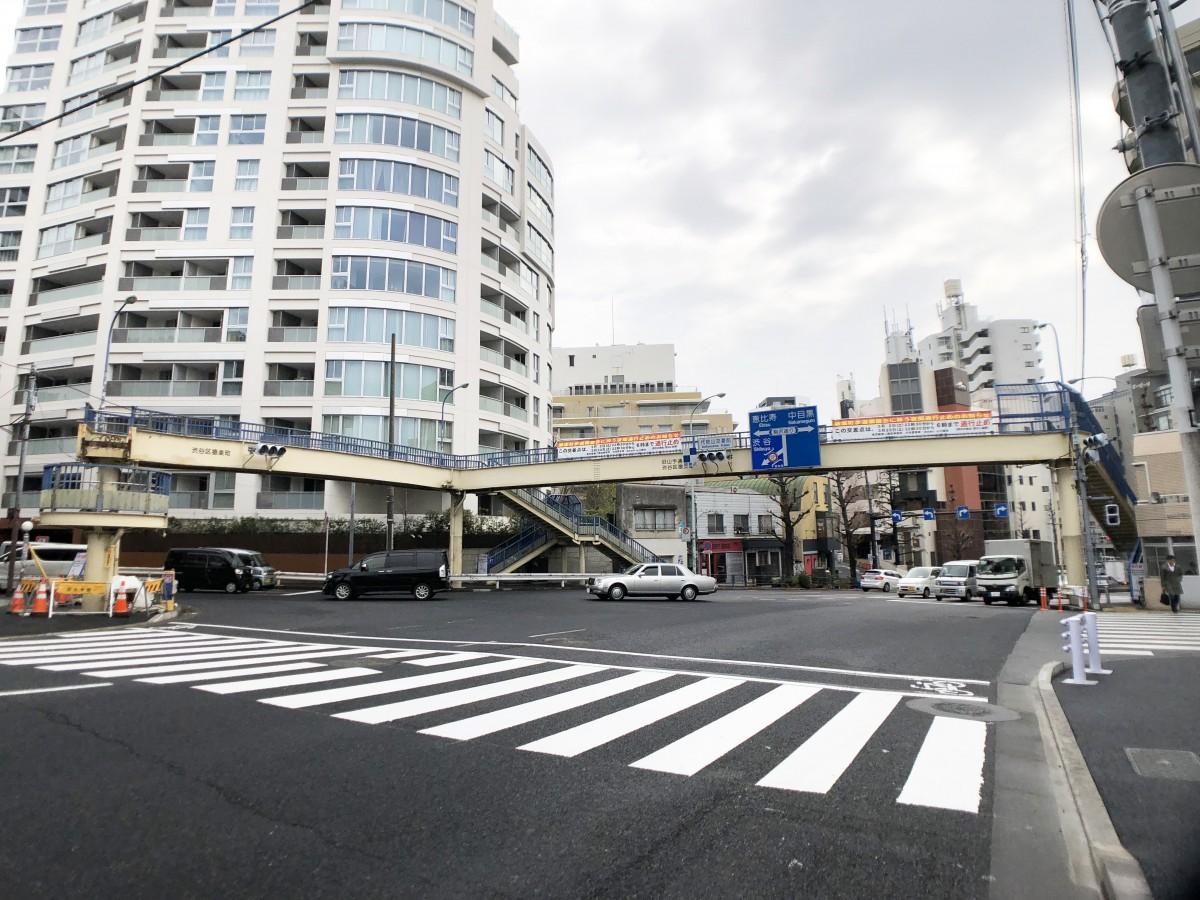 撤去される代官山「猿楽町歩道橋」。撤去に先立ち横断歩道（写真手前）も新たに敷設された
