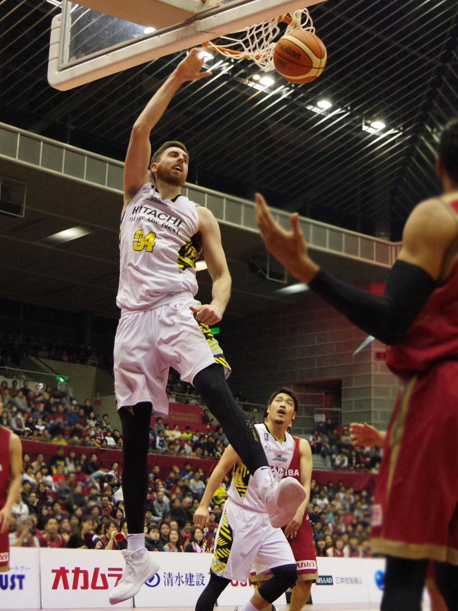 ダンク2本を含む28得点リバウンド21本をマークしたライアン・ケリー選手（中央手前）