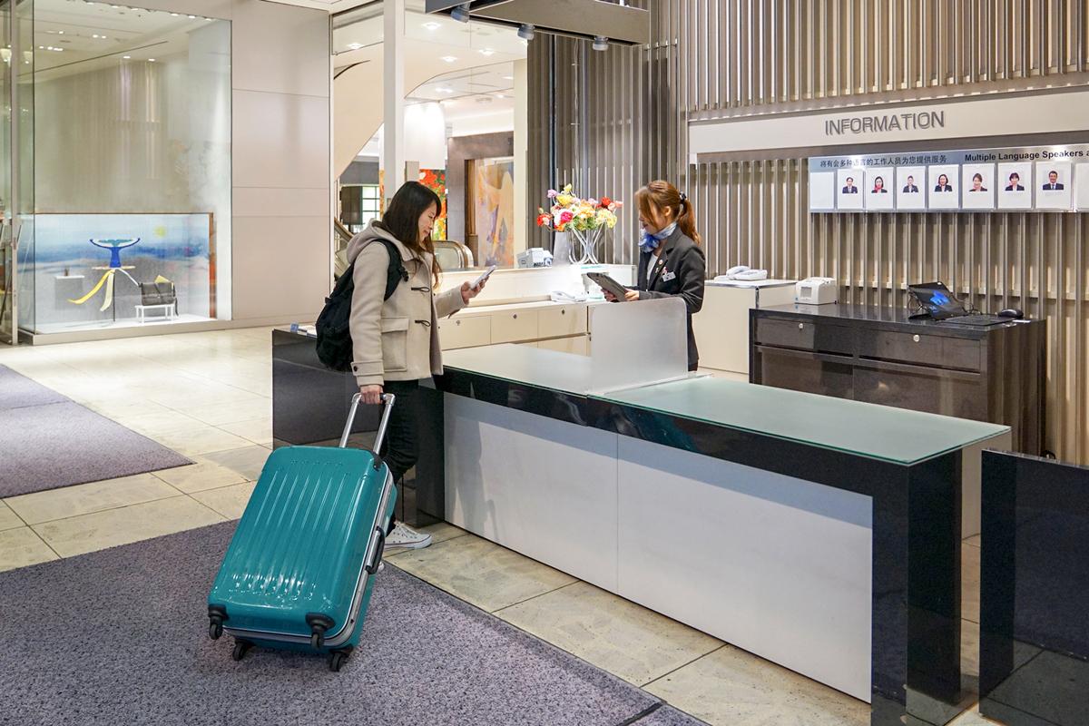 荷物一時預かりサービスを導入する西武渋谷店B館1階カウンター