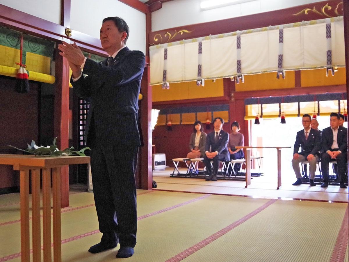 玉串を奉納した大西賢治実行委員長（写真手前）