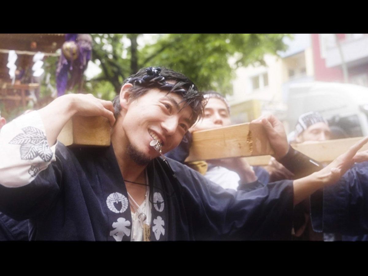 500基超のみこしをかついだ男性を追った「MIKOSHI GUY 祭の男」より&copy;MIKOSHI GUY