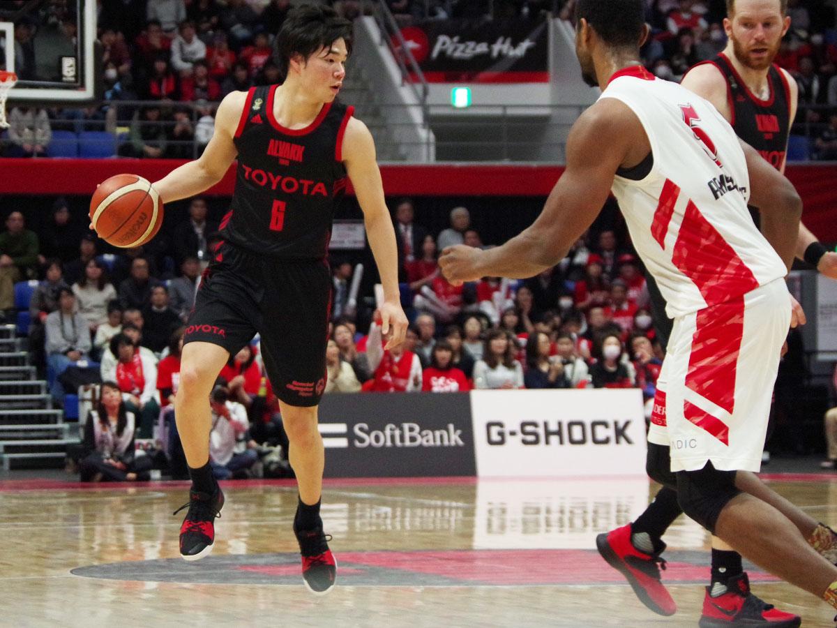 アシスト6本に手ごたえをうかがわせた馬場雄大選手（左）