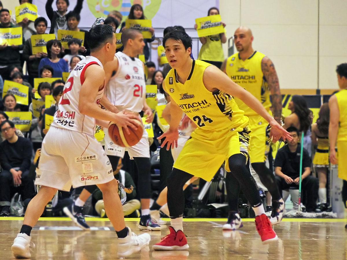 千葉・富樫勇樹選手とマッチアップした広瀬健太選手（手前右）