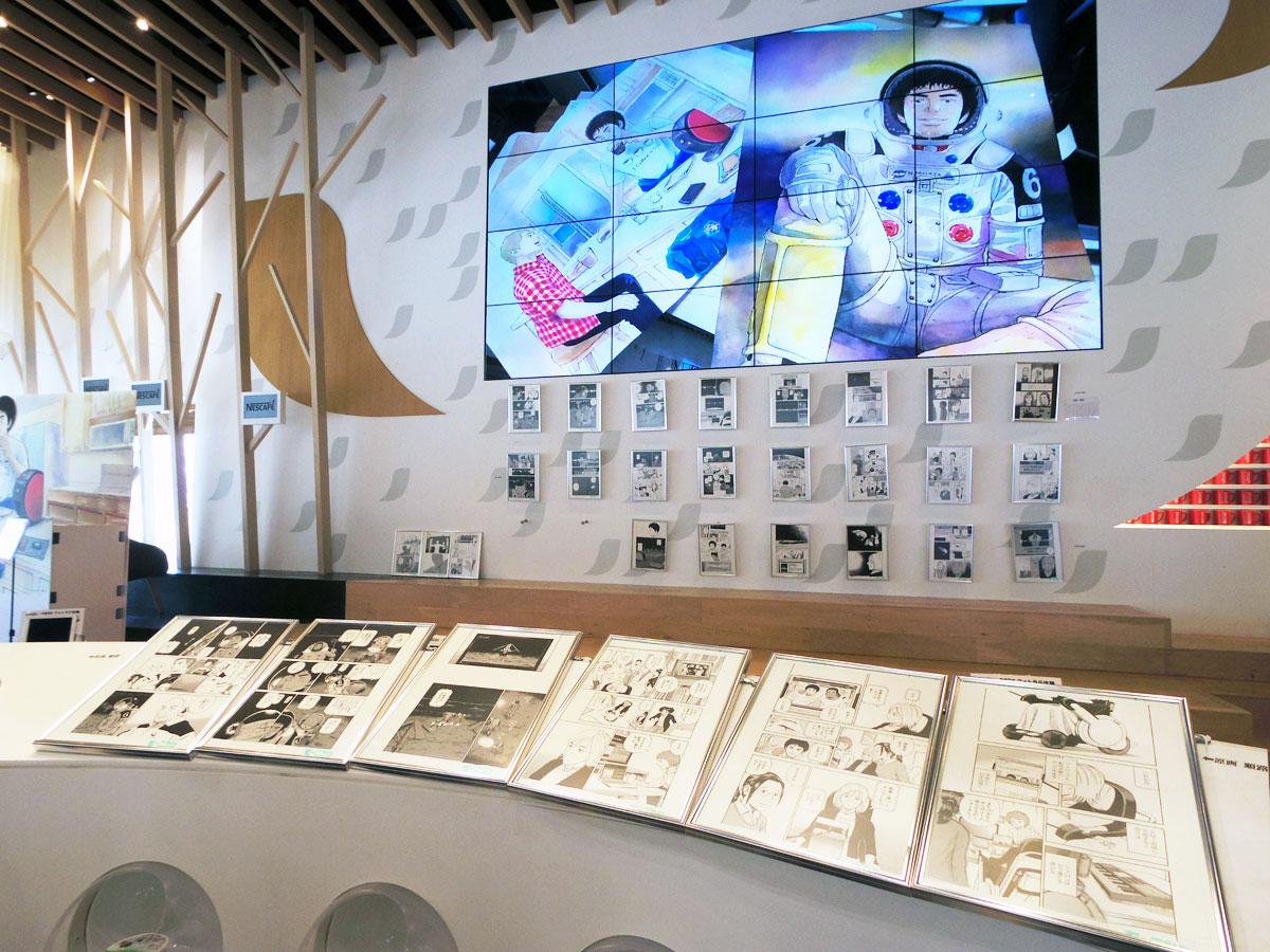 最新35巻の複製原画を展示する店内