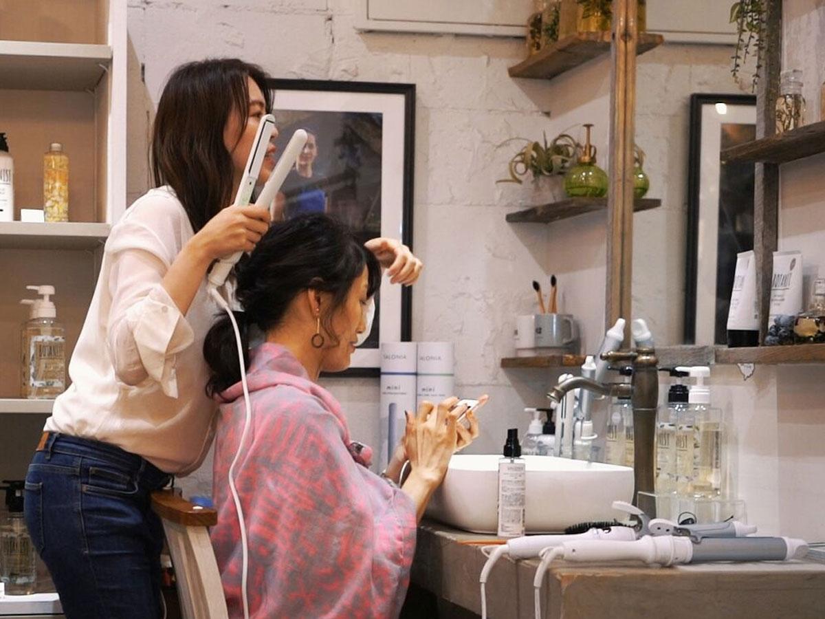 美容家電ブランド「サロニア」を使ってヘアアレンジする（写真はイメージ）