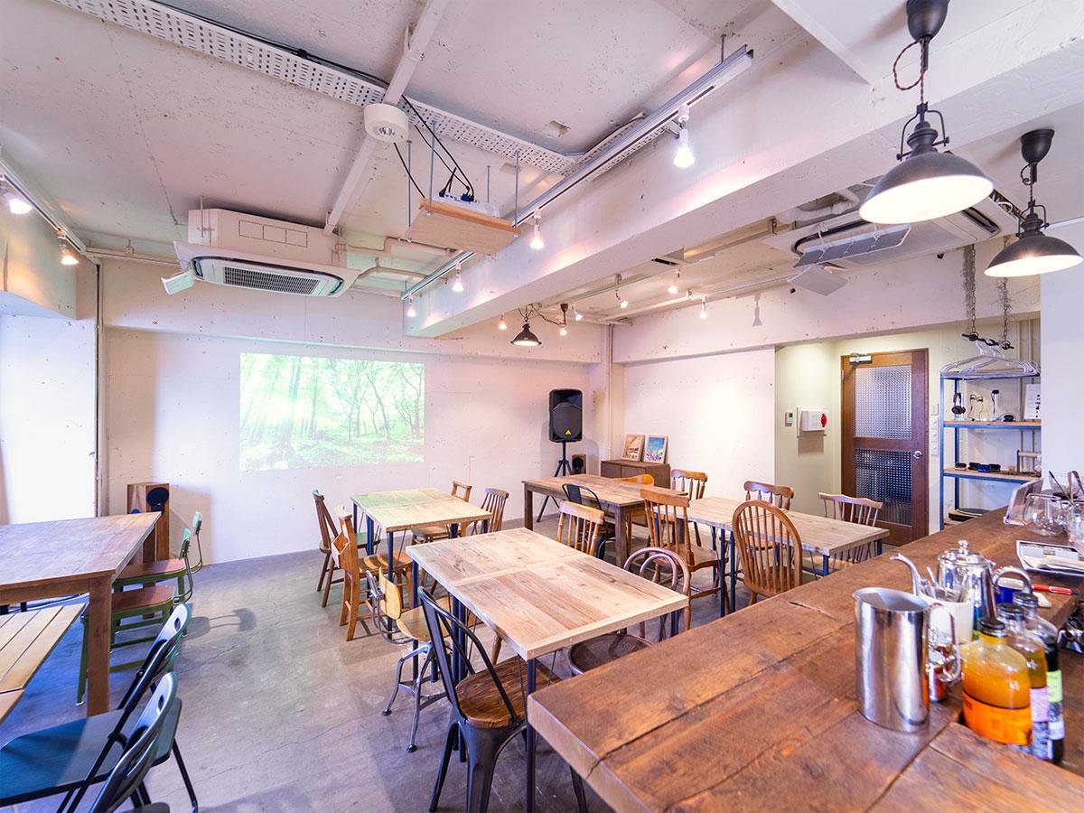 木の家具を配置する店内