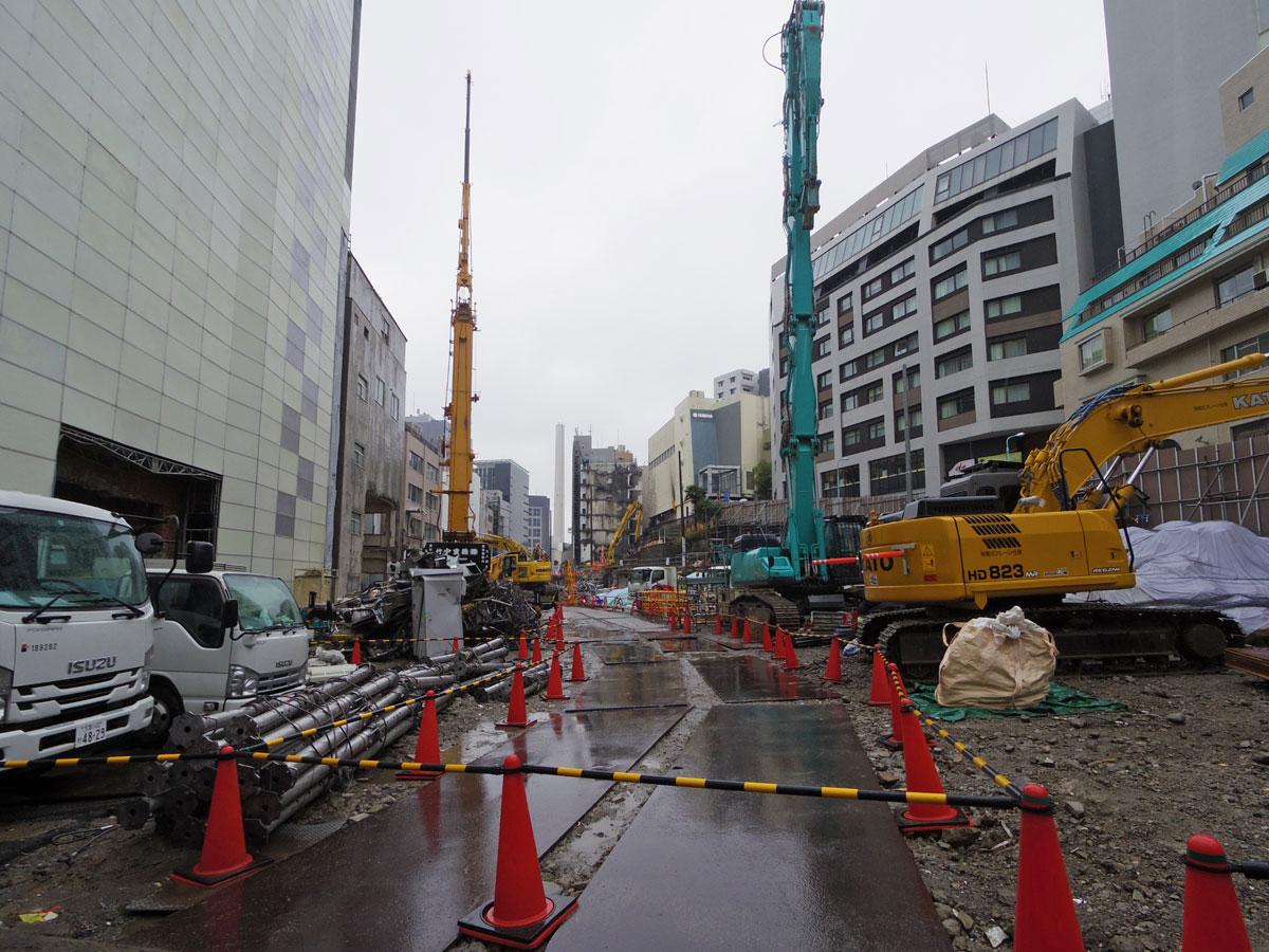 建物の解体が進む桜丘エリア。中央の通りが補助第18号線となる