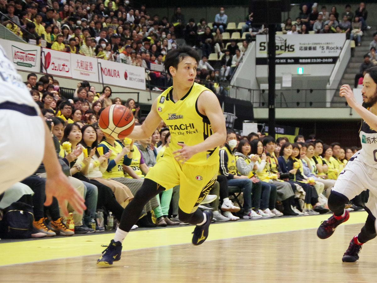 前半積極的にドライブを仕掛け栃木のディフェンスを崩した伊藤駿選手（中央）
