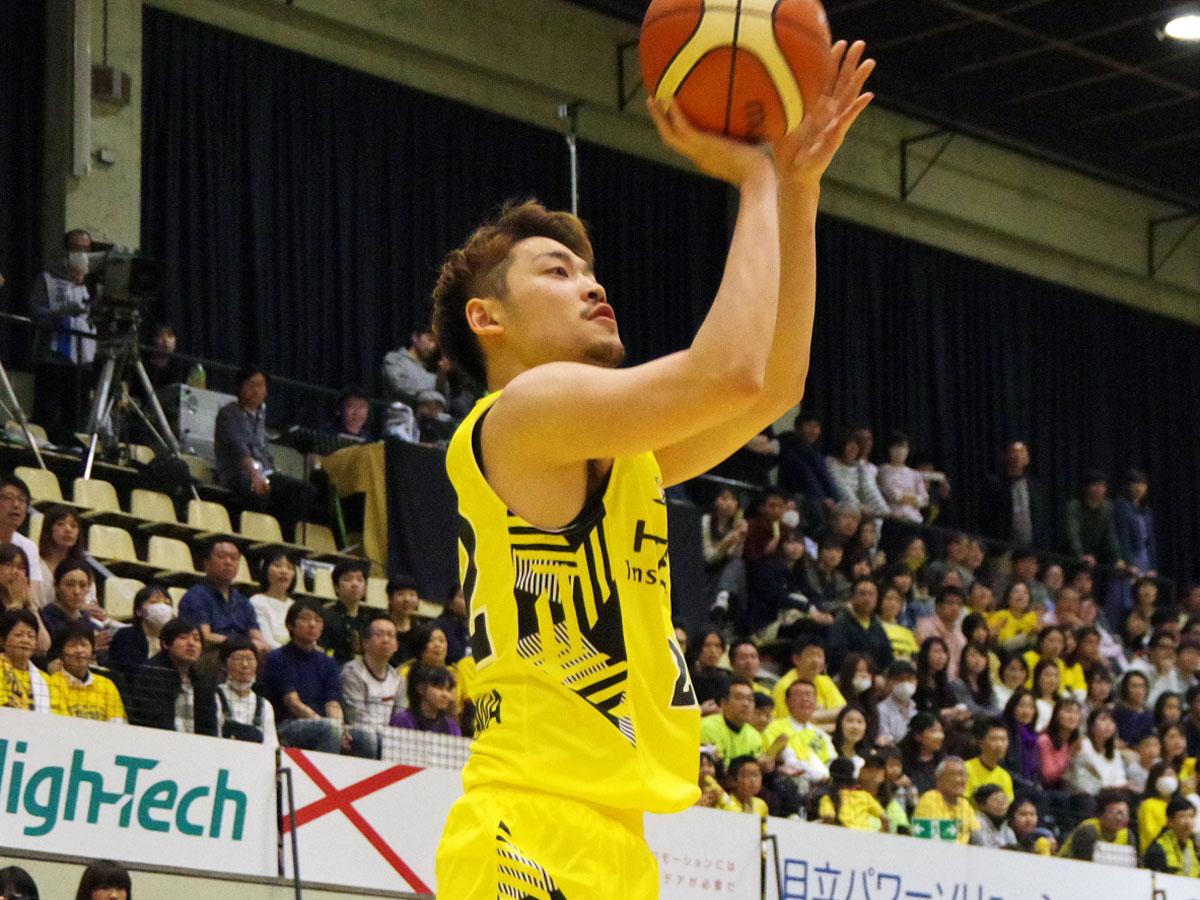 得意の3ポイントシュート5本決めた長谷川智也選手は（左）