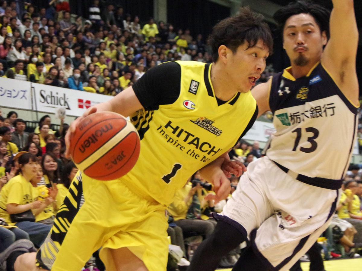 14年の選手生活に幕を下ろす清水太志郎選手（手前）
