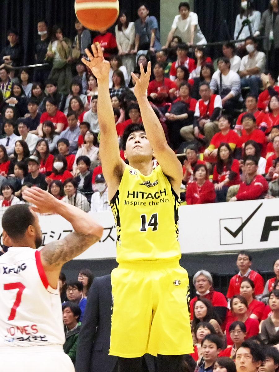 3ポイントシュート6本を含む20点をマークした杉浦佑成選手（右）