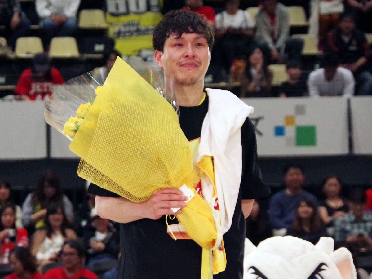 14年の選手生活に幕を下ろした清水太志郎選手。高校時代の恩師の登場に涙を流した