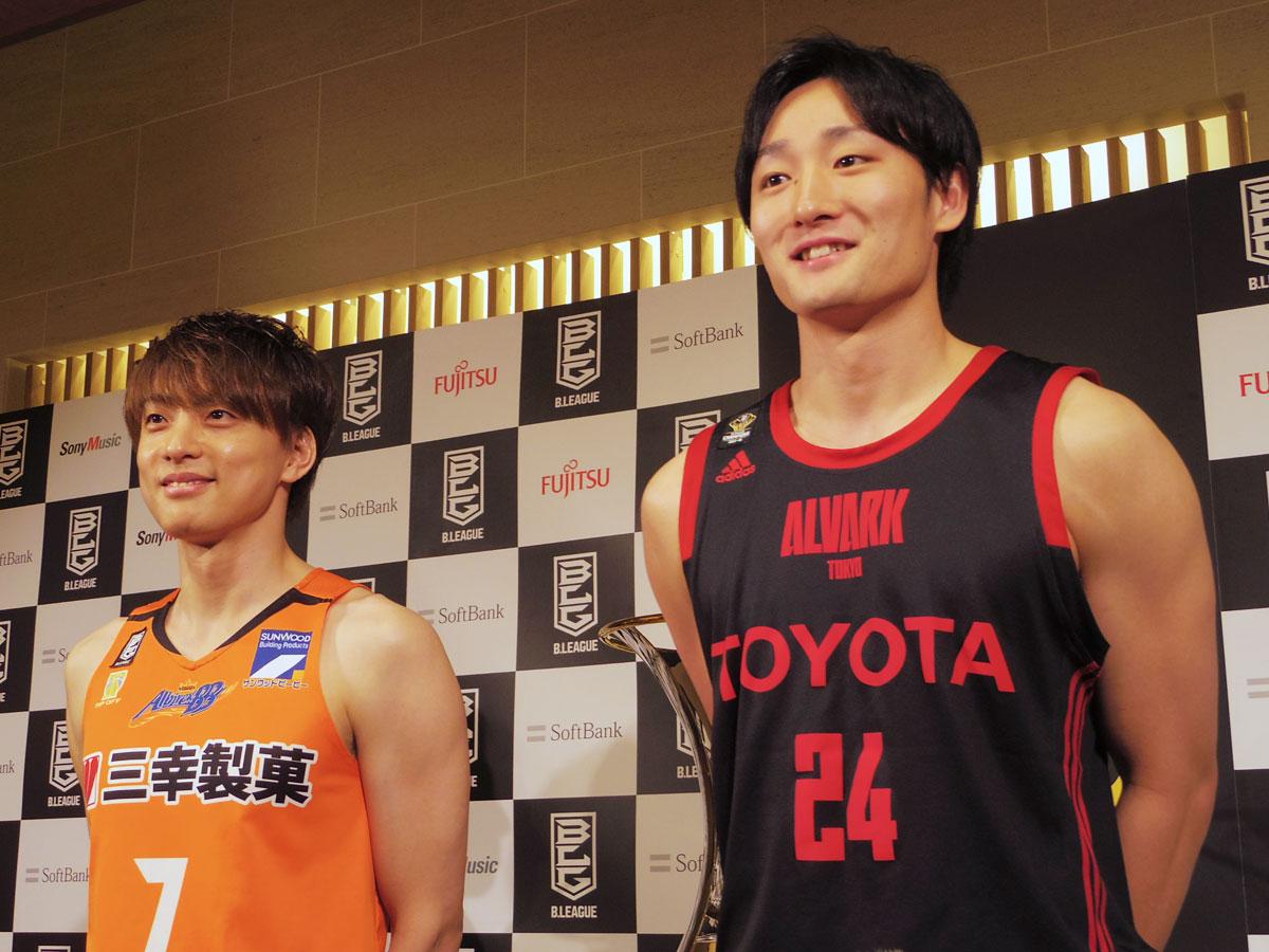 アルバルク東京の田中大貴選手（右）と初戦を戦う新潟アルビレックスBBの五十嵐圭選手