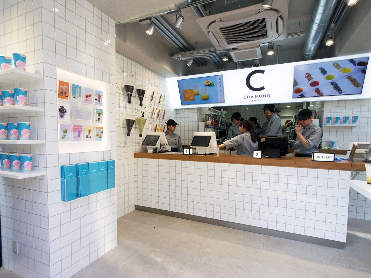 白を基調にする店内