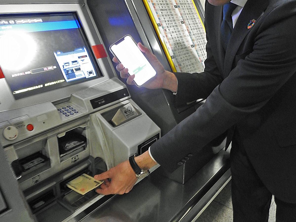 スマートフォンに表示されるQRコードを通して券売機から現金を引き出せる