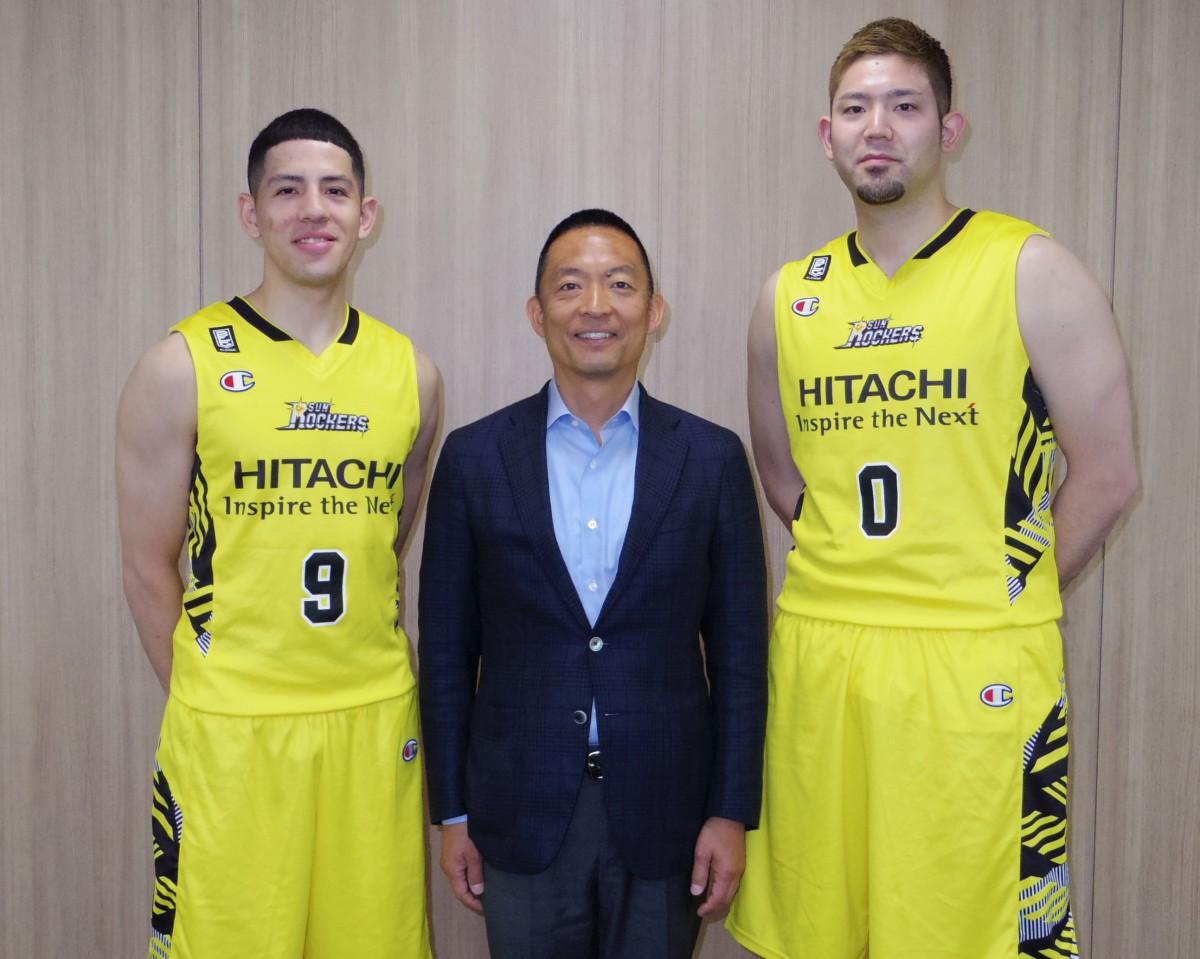 （左から）ベンドラメ礼生選手、長谷部健渋谷区長、満原優樹選手