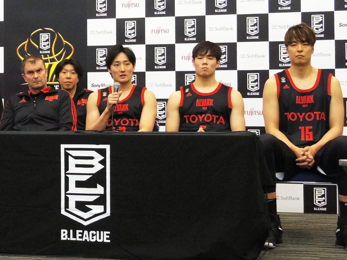 アルバルク東京のルカ・パヴィチェヴィッチヘッドコーチ（左）、田中大貴選手（左から3番目）、馬場雄大選手（同4番目）、竹内譲次選手（右）