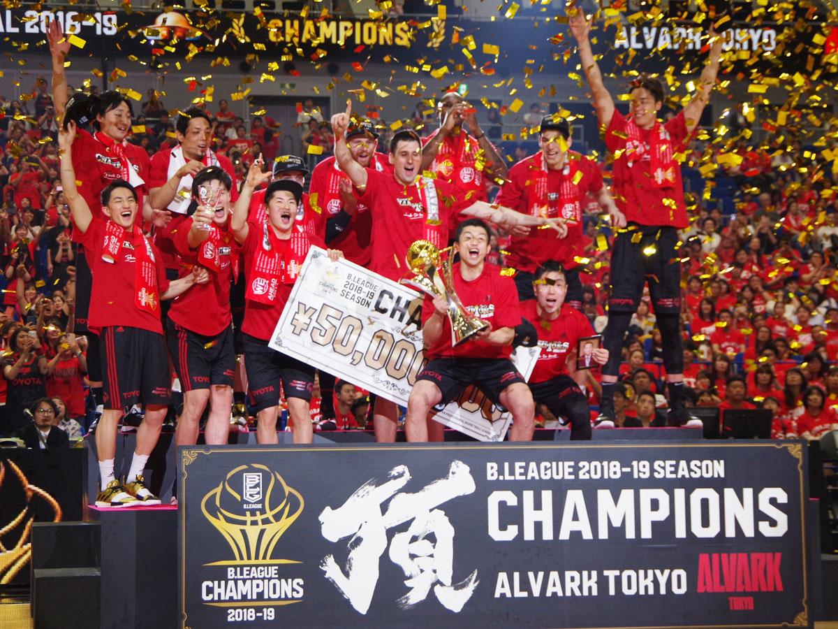 連覇を達成したアルバルク東京の選手たち