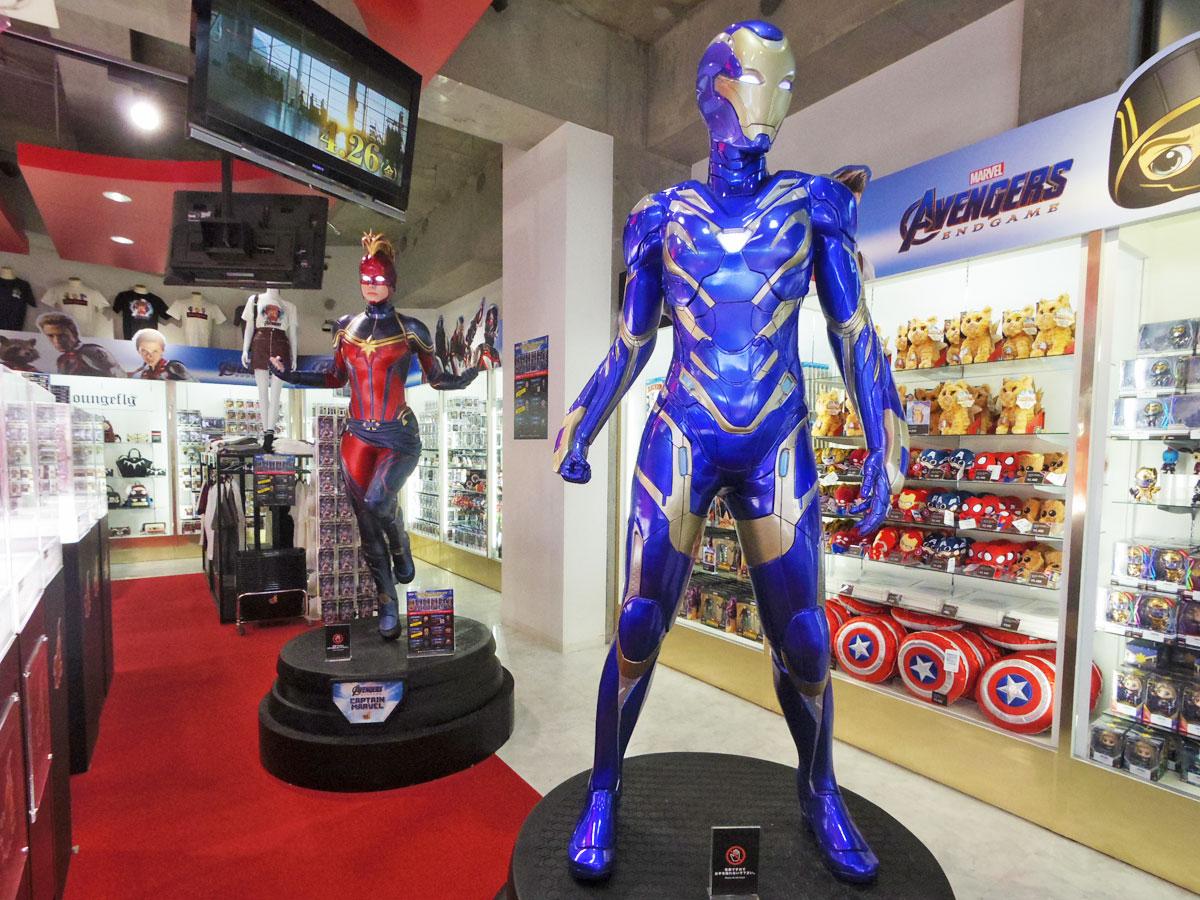 新たに展示が始まった「レスキュー」（手前）と「キャプテン・マーベル」（奥）の等身大フィギュア