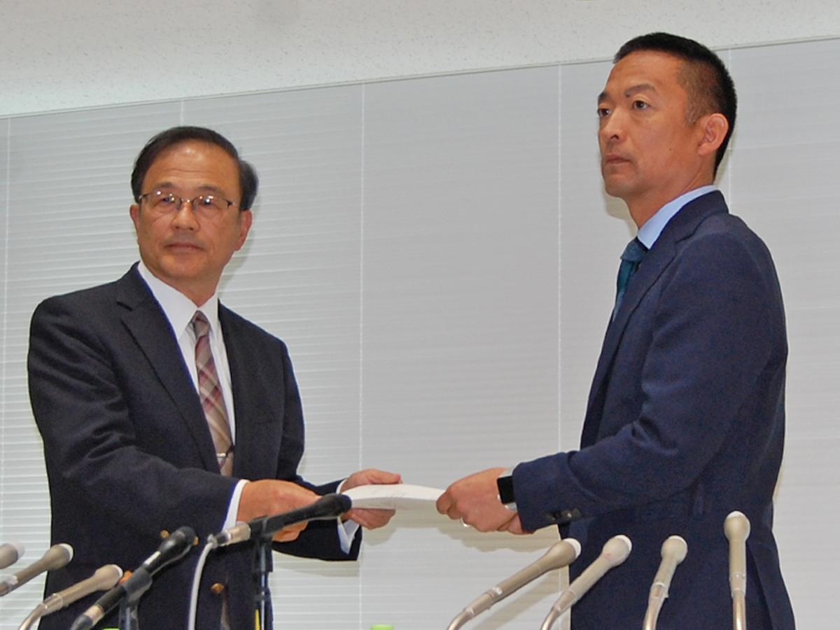竹花豊理事長から中間報告書を受け取る長谷部健渋谷区長