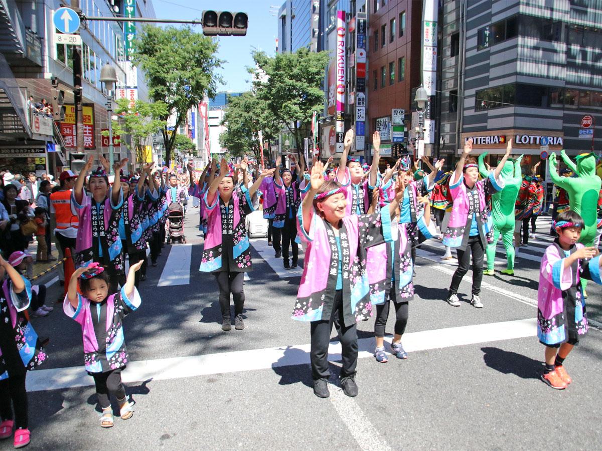 踊り手たちが道玄坂や文化村通りを踊りながら練り歩く（写真は昨年開催時の様子）